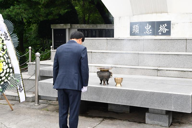 현충탑_참배_(7).jpg 이미지