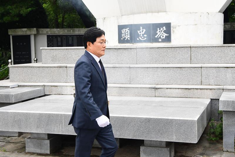현충탑_참배_(8).jpg 이미지