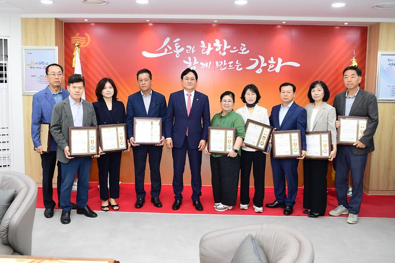 장기근속모범공무원_표창_수여_(1).jpg 이미지