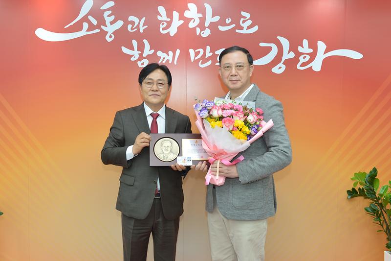 명예군민증_수여식_(1).jpg 이미지