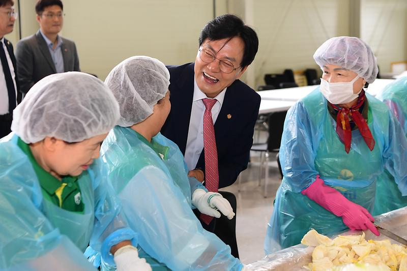 새마을지회_사랑의_여름김치_나누기_행사_(3).jpg 이미지