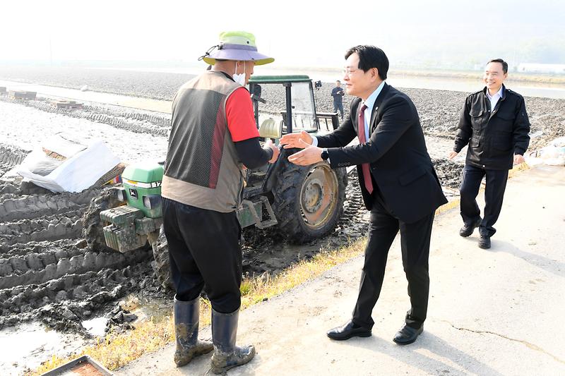 예비못자리_설치현장_격려_(1).jpg 이미지