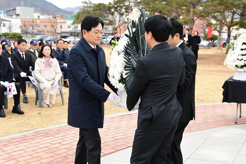 3.1운동기념비_참배_(1).jpg 이미지