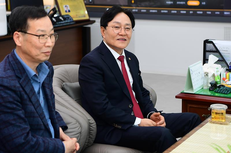 독거노인_고독사_예방을_위한_독거노인_안심서비스사업_업무협약식_(1).jpg 이미지