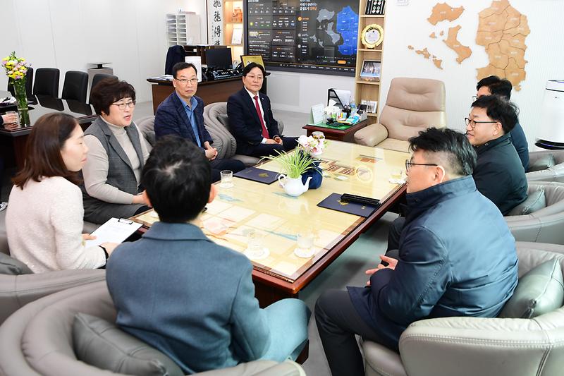 독거노인_고독사_예방을_위한_독거노인_안심서비스사업_업무협약식_(2).jpg 이미지