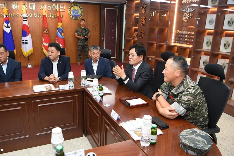 강화군_및_농림축수산업_발전_정책협의회_군부대_위문_(17).jpg 이미지