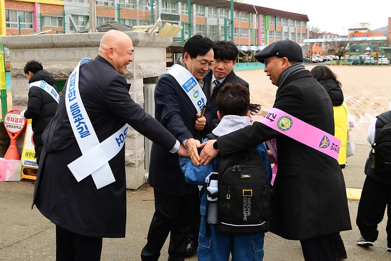 갑룡초교_교통안전_캠페인_(10).jpg 이미지