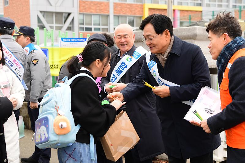 갑룡초교_교통안전_캠페인_(6).jpg 이미지