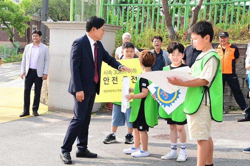 길상초교_교통안전캠페인_(1).jpg 이미지