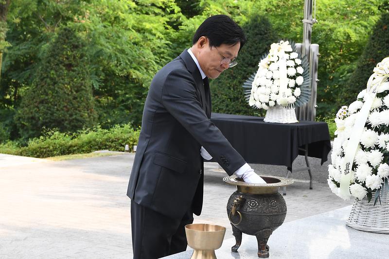 현충탑_참배_(3).jpg 이미지