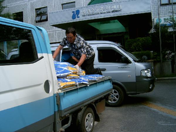 0730_쌀을_내리고_있는_장