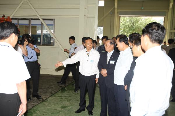 0813_안군수로부터_보고를_듣고있는_이대통령