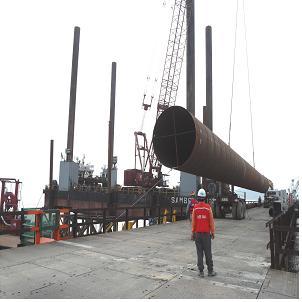 1106_교동대교_건설현장에서_희생강관_운반장면