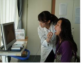 1109_구강카메라로_입안을_검사하는장면