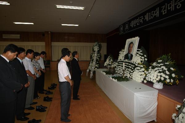 안덕수_강화군수를_비롯해_간부들이_조문하고있다