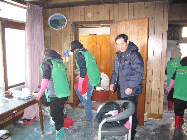 0115_김창수_서도면장이_화재현장에서_정리를_돕고있다