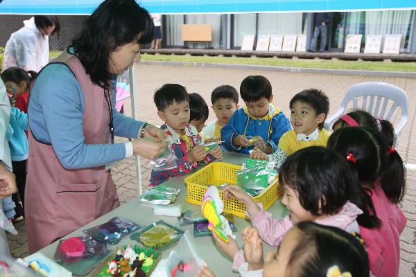 0121_보건소에서_어린이들을_대상으로_건강예방교육을_하고있다