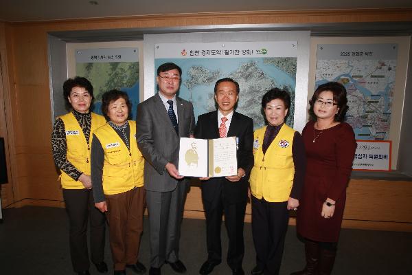 0128_안덕수_군수가_대한적십자사로부터_포장증을_받고_기념촬영했다