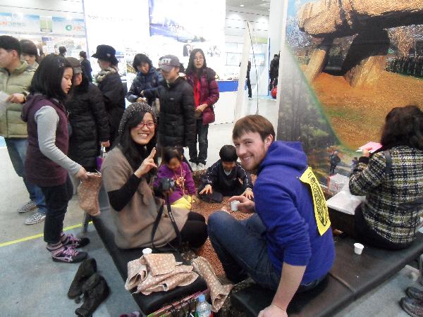 0201_강화군_부스네_설치된_체험장에서_즐거워하는_방문자들