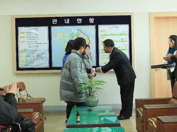 0217_유지남_강화읍주민자치위원장이_불우이웃돕기_성금을_전달하고_있다