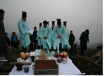 0302_기원제를_지내고_있는_장면