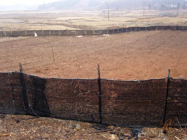 0304_주문도_야생동물피해예방_울타리설치_장면