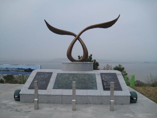 0512_노래비_뒤로_북측_개풍군이_보인다