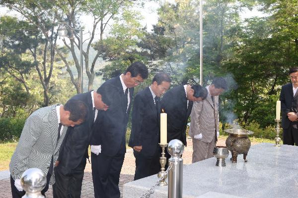 0603_당선자들이_현충탑_참배를_하고_있다