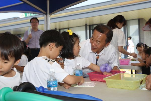 0609_구강보건의날_행사에_참석해_어린이들을_격려하고_있다_(3)