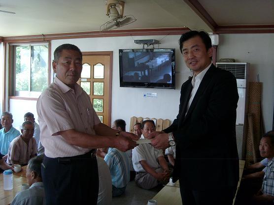 0630_삼보해운_신희백_사장이_성금을_전달하고잇다