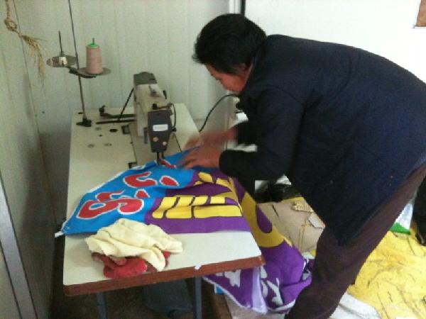 1203_부녀회원들이_폐현수막을_이용_자루를_만드는_장면