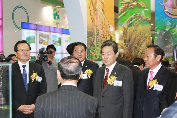 1223_맹형규_장관이_강화군_부스를_방문해_관계자로부터_설명을_듣고있다