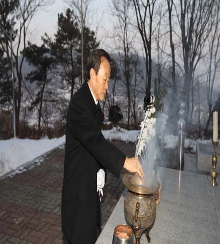 0103_안덕수_강화군수가_참배하고있다