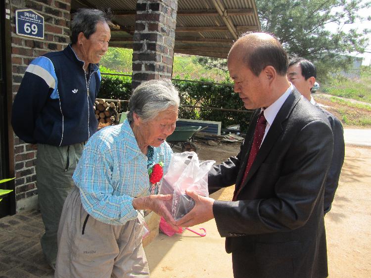 0508_어버이의_날_꽃_달아주기