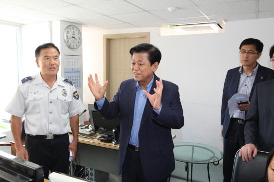 크기변환_0906__유천호군수_CCTV상황실_방문1