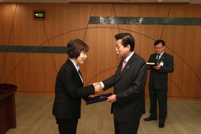 0206_강화군시설관리공단_이사장_임명장_수여1