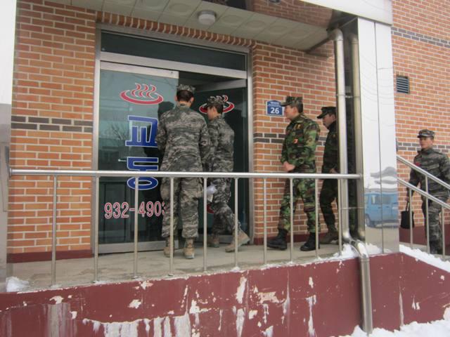 0207_교동면_군장병들이_목욕탕으로_들어가는_모습