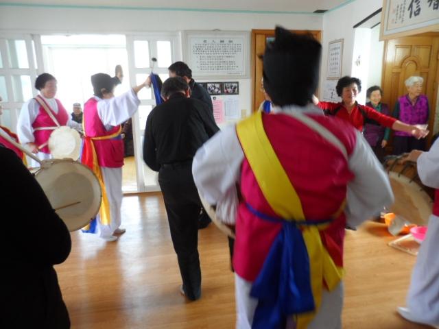 0207_선원면_풍물동아리가_경로당에서_위문공연하는_모습