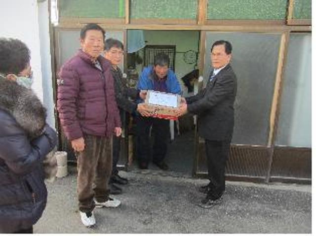 0208_삼산면주민자치위원회_선물_전달