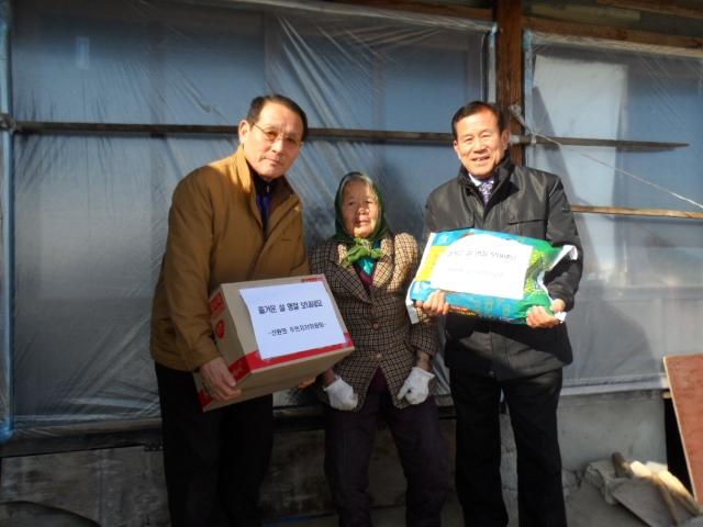 0208_선원면주민자치위원회_설_위문품_전달