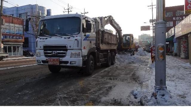 0212_장비를_동원_쌓여있는_눈을_치우고_있다1