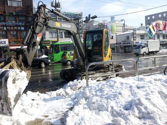 0212_장비를_동원_쌓여있는_눈을_치우고_있다2
