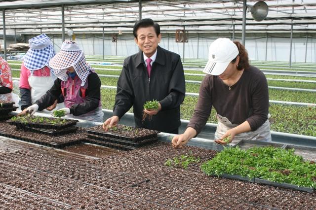 0226_유천호_군수_도시근교_농업_현지_방문