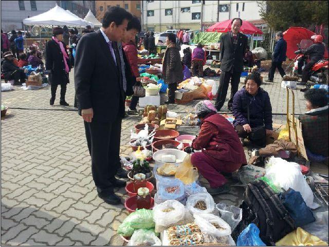 0228_유천호_군수가_강화풍물시장_제일상인_장터를_둘러보고_있다1