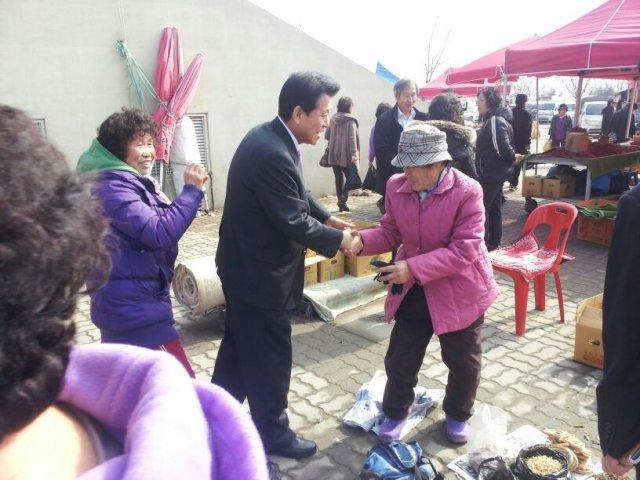 0228_유천호_군수가_강화풍물시장_제일상인회_장터를_둘러보고_있다2