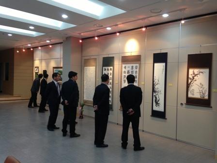 0320_직원들이_점심시간을_이용_작품_관람1