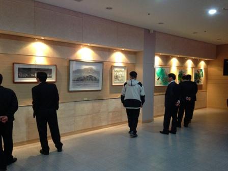 0320_직원들이_점심시간을_이용_작품_관람2