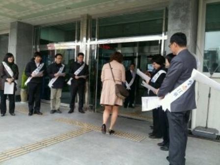 0401_직원들이_군청_현관에서_청렴_홍보물을_전달하고_있다