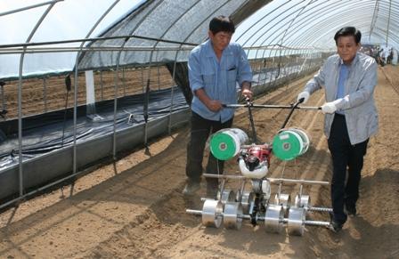 0405_유천호_군수_씨앗테이프_파종기_시연