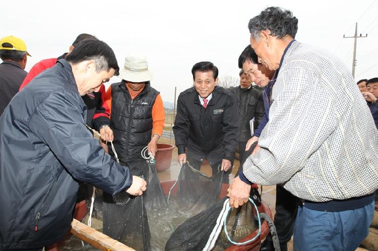 0418_유천호_군수_볍씨소독_농가_방문